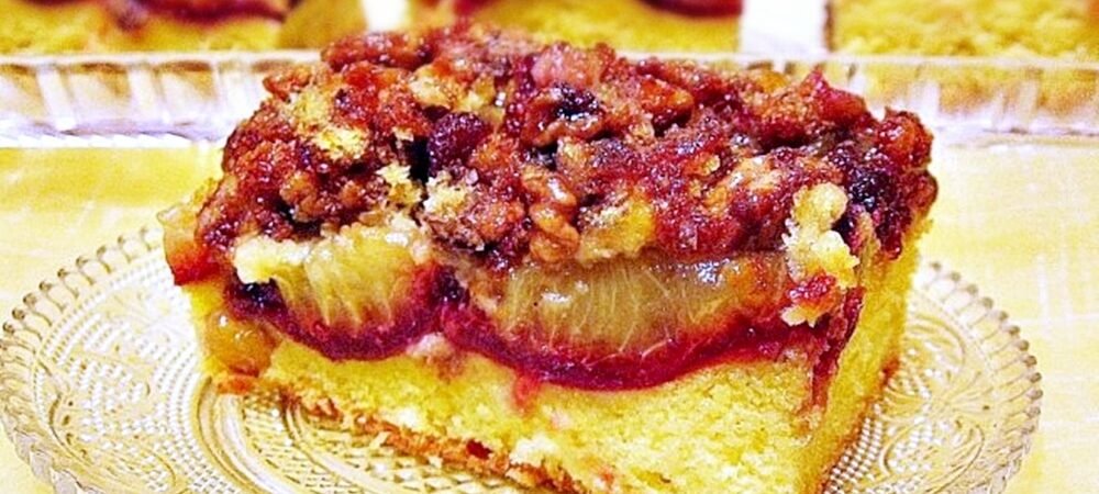 Prăjitură răsturnată cu prune și nuci caramelizate